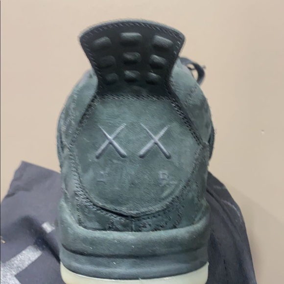 The Jordan 4 retro Kaws edition - Picture 4 of 5